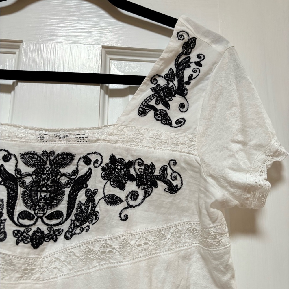 🚨4X$25🚨 Suzy Shier White Blouse with Black Embroidery - Picture 3 of 6